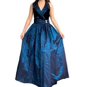 Gorgeous vintage dress with velvet detailing